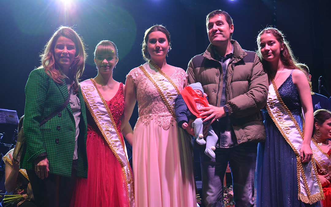 Reinas y familia posan para tomar un recuerdo de las primeras fiestas del pequeño vecino de Castelserás./ Alicia Martín