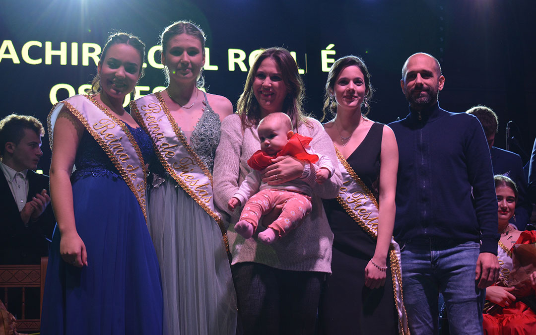 Uno de los bebés de la localidad con su pañuelo al cuello./ Alicia Martín