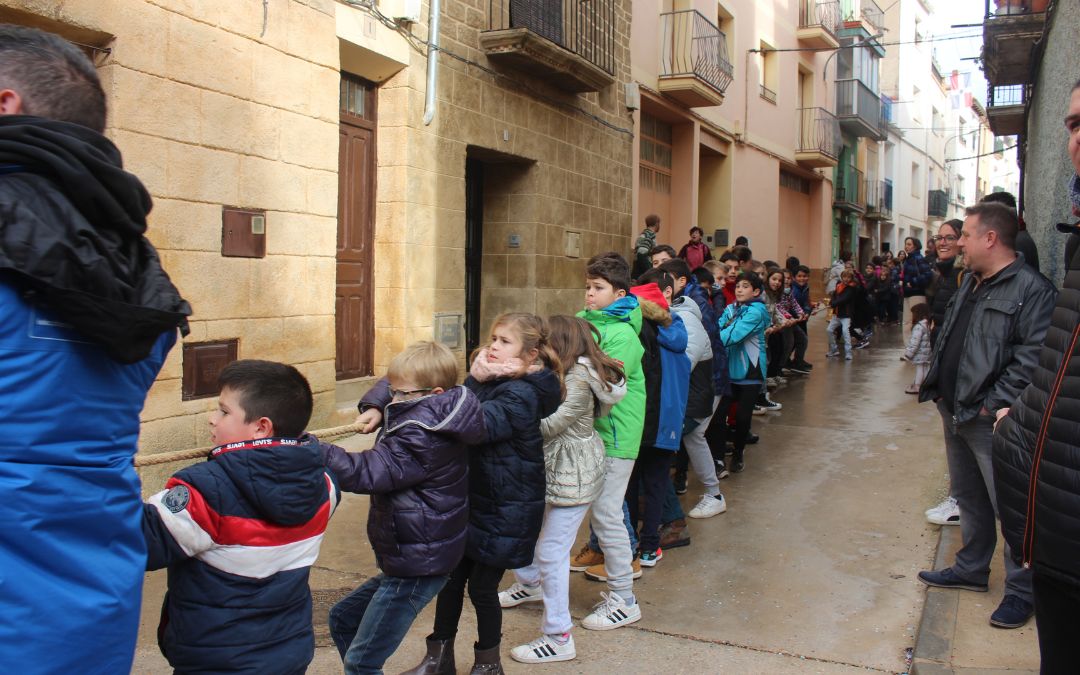 Larga hilera de niños estirando para colocar el segundo álamo en Castelserás./ C. O.