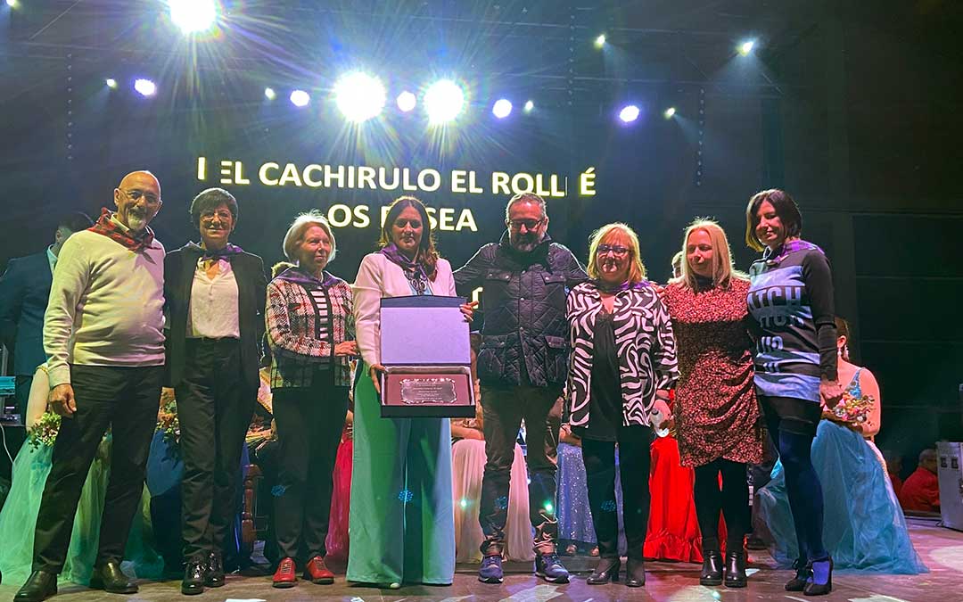 Representantes de la Asociación El Cachirulo 'El Rollé' de Castelserás tras su pregón./ Alicia Martín