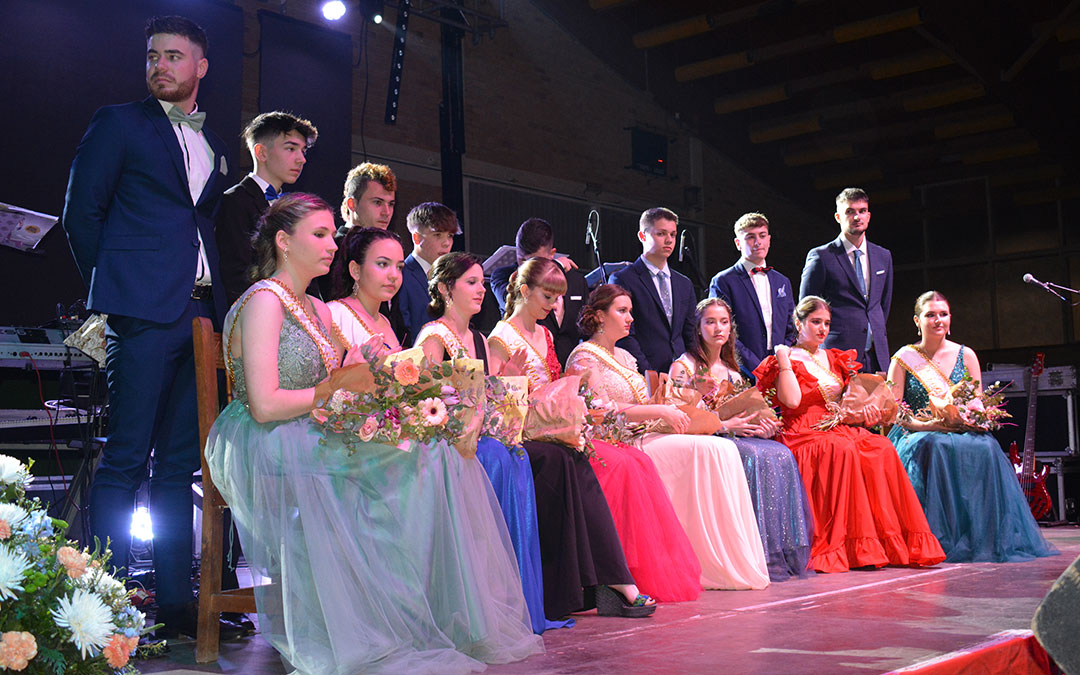 Reinas de Castelserás junto a sus acompañantes./ Alicia Martín