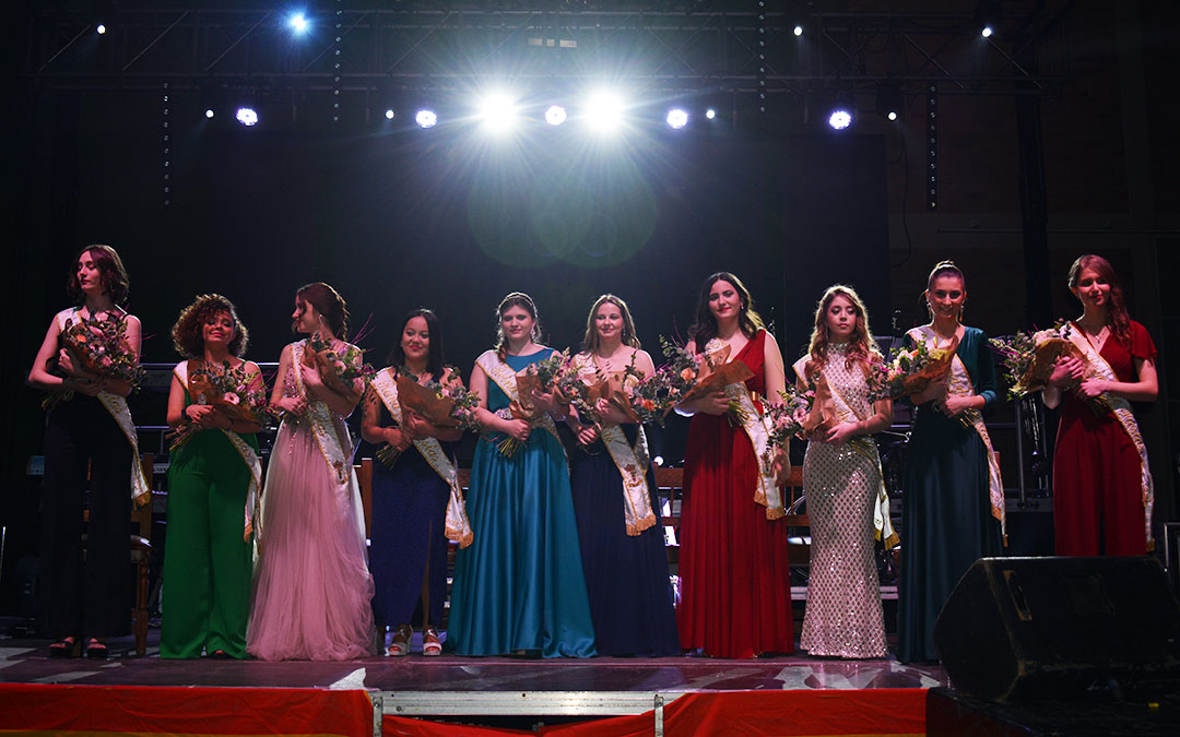 Las reinas salientes posan en el escenario./ Alicia Martín