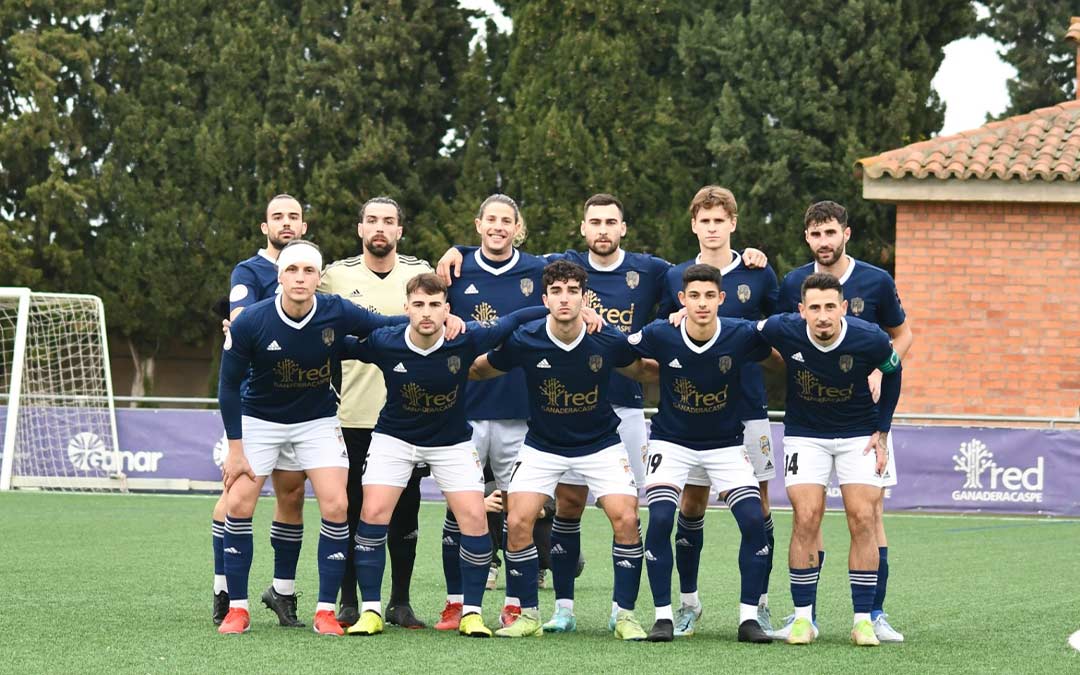 Los jugadores del Club Deportivo Caspe posan en Los Rosales./ Erika Martínez