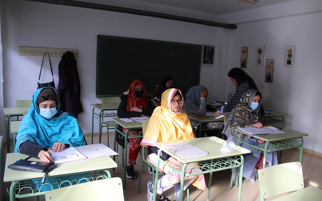 Varias alumnas en el Centro de Adultos Joaquín Costa de Caspe./ P.S.