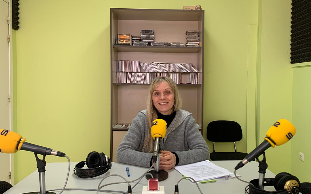 Clara Borruey, técnico de empleo de ASADICC, en Radio Caspe./ P.S.