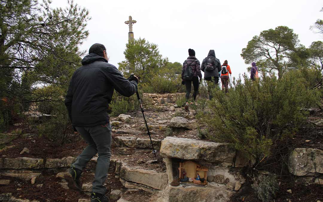 Al llegar a la Cruz de San Vicente se podía ver el belén montañero./ P.S.