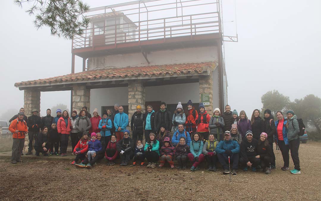 Los participantes de la andada posan en el refugio antes de comenzar./ P.S.