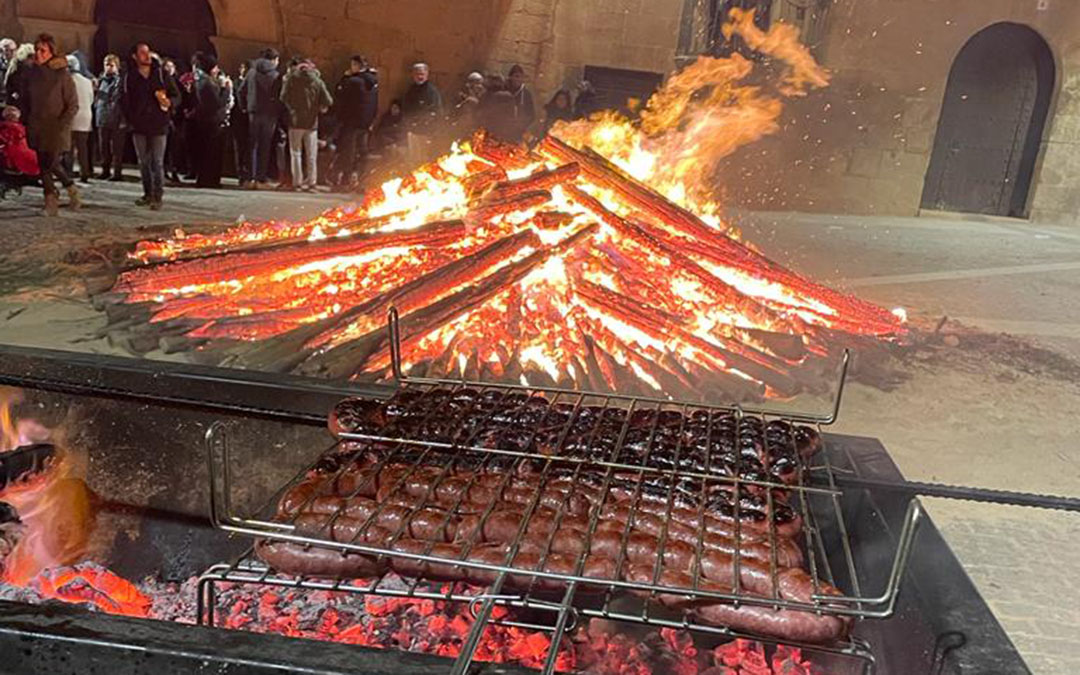 En Cretas los vecinos asaron sus longanizas y chorizos junto al fuego./F. Camps