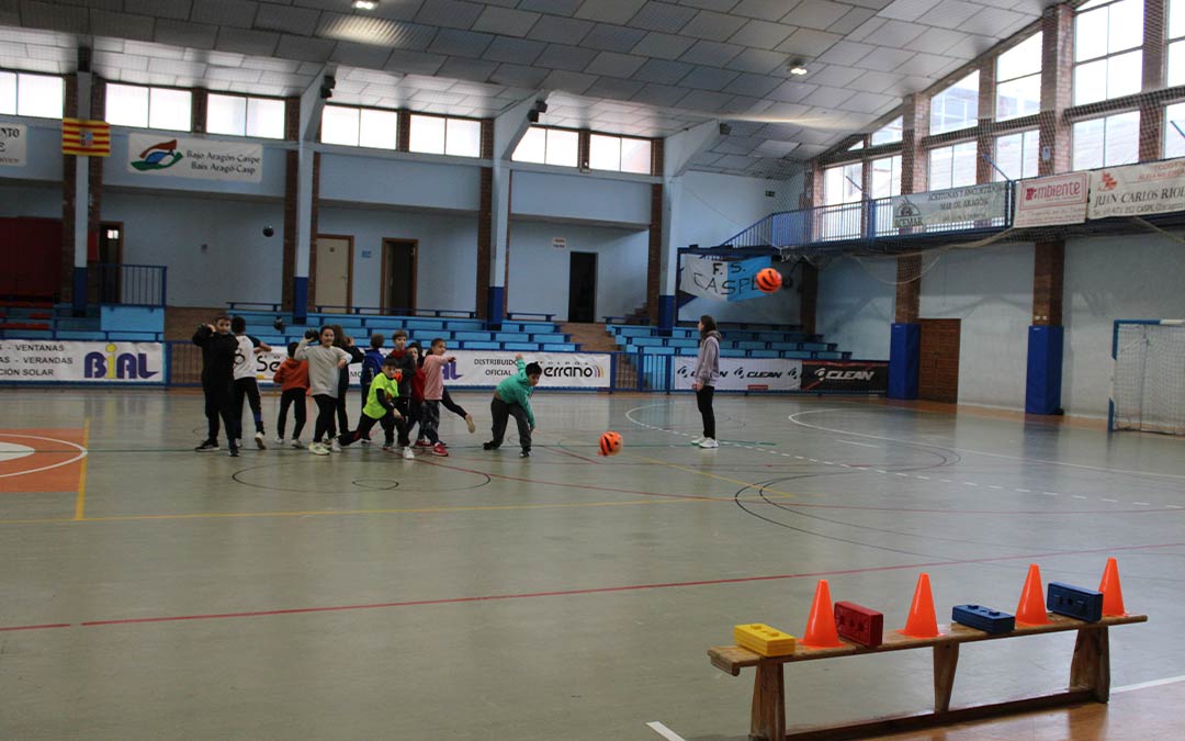 Hasta 13 niños y niñas entrenaron en el campus de datchball de Navidad de Caspe./ P.S.
