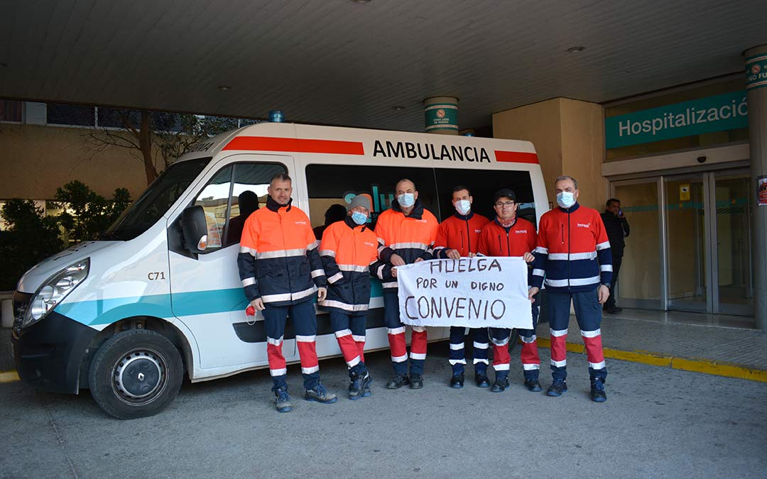 Foto de archivo de varios trabajadores del transporte sanitario programado, en frente del Hospital de Alcañiz./I.M.