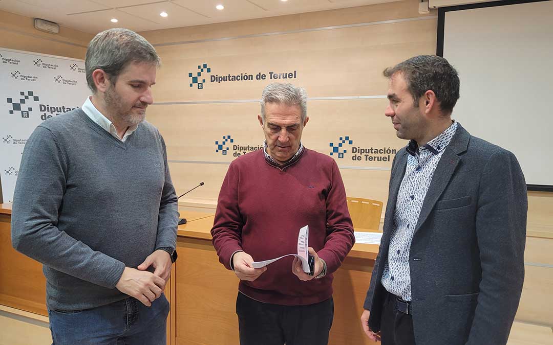 Ignacio Urquizu, alcalde de Alcañiz, José Luis López, diputado de Deportes de la DPT, y Carlos Aranda, concejal de Deportes del Ayuntamiento de Teruel./ DPT