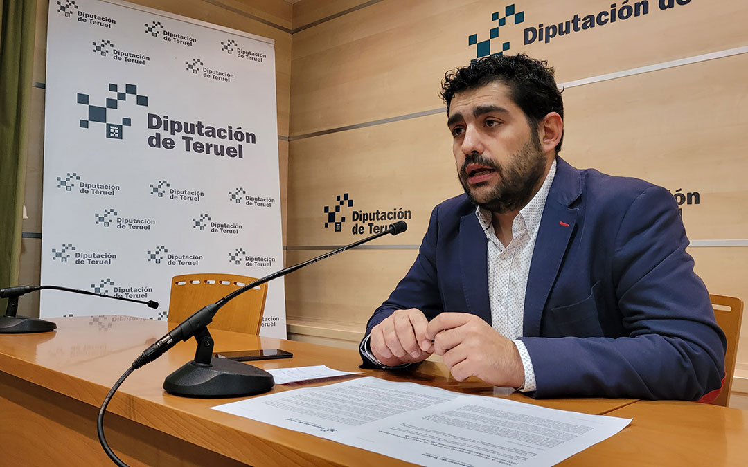 El diputado de Turismo, Diego Piñeiro, presentando el proyecto Vente a Teruel y las distintas acciones que llevará a cabo la DPT en Fitur 2023./ Diputación de Teruel