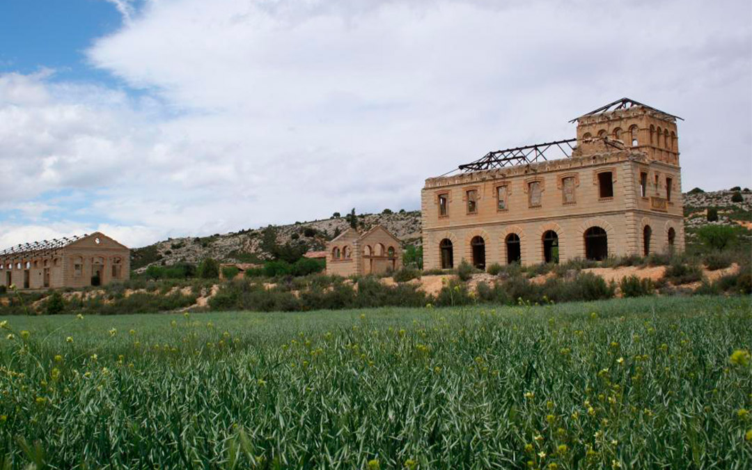 La estación de Alcorisa, una de las nueve que salpican el tren Teruel-Alcañiz, en estado ruinoso./ P. Verdejo