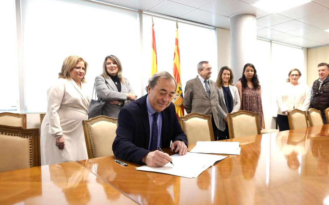 Momento de la firma del preacuerdo, este jueves en la sede del Salud, en Zaragoza./ Guillermo Mestre-Heraldo