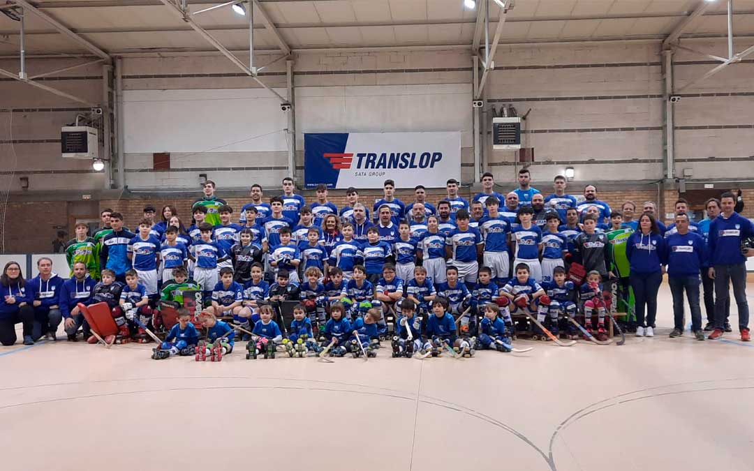 Foto de familia de todos los equipos del Alcañiz Club Patín / Translop ACP