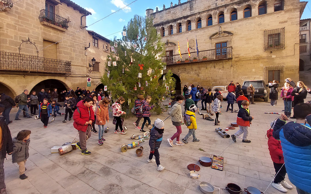 Decenas de niños, acompañados por sus familias, se han dado cita con sus 'calderons' en la plaza./ J.L.