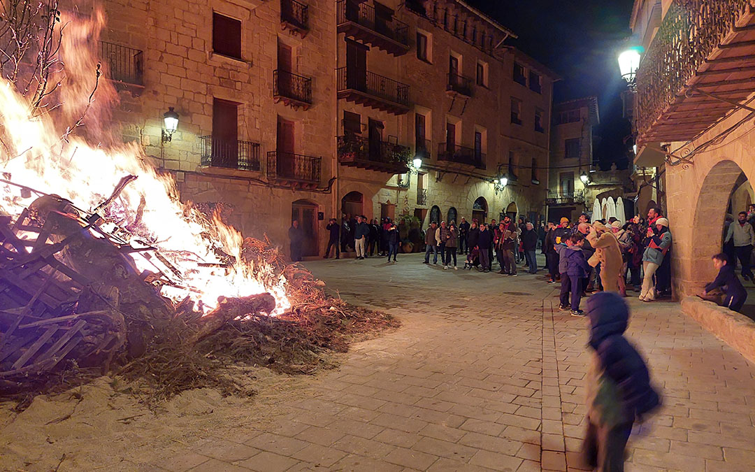 La plaza Mayor fue el escenario de la hoguera de La Fresneda./J.L.