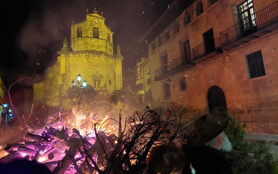 La monumental plaza de Fuentespalda ha sido el escenario de una de las hogueras más grandes del Matarraña. / J.L.