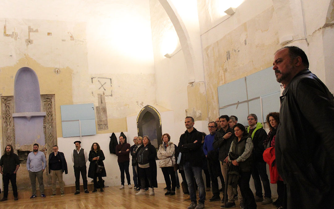 Interior de la ermita-sinagoga y el primer evento con público a cargo del Centro de Estudios tras su rehabilitación. / B. Severino