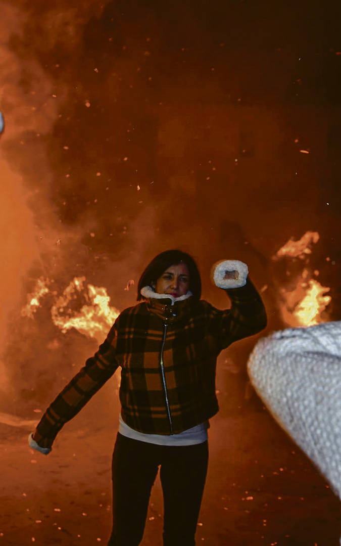 No se pudo bailar el Rodat alrededor de la pira, pero hubo un pequeño dance frente a fuego./ Laura Castel