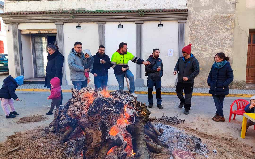 Una de las hogueras de San Antón en Caspe./ Peña Restojo