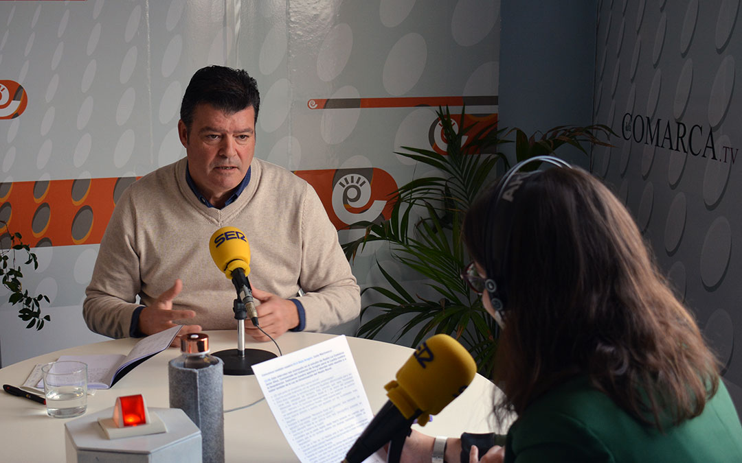 Javier Allué en el estudio de Radio La Comarca./ Camila Ortiz