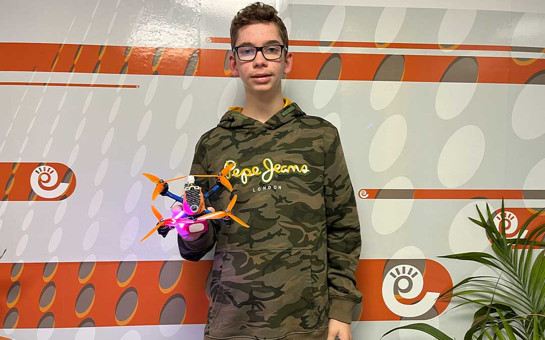 El alcañizano Jonatan Segurana, junto a su dron, en el estudio de Radio La Comarca / E.P.