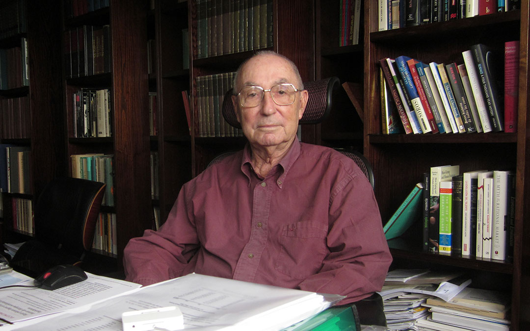 José Ramón Lasuén en el despacho de su casa de Puigmoreno / La Comarca