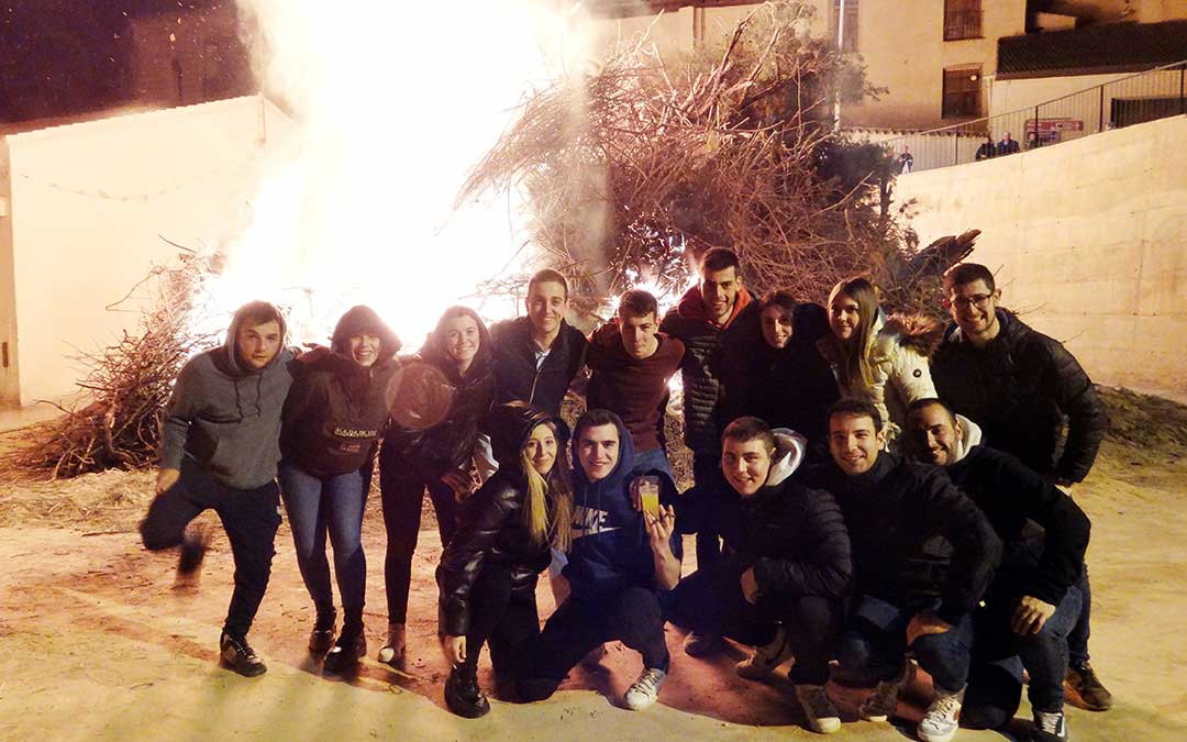 Los Quintos se encargaron de la cena y de prender la hoguera de la noche. / Asociación Cultural Tarayola