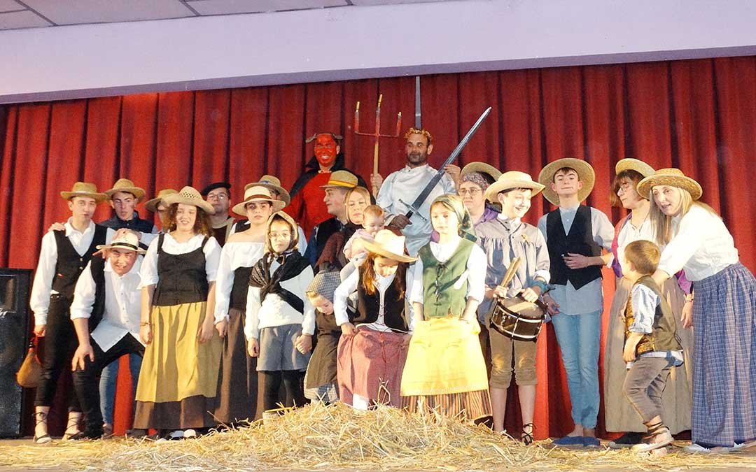 Foto final del elenco local que puso en escena el auto sacramental de la Sanantonada. / Asociación Cultural Tarayola