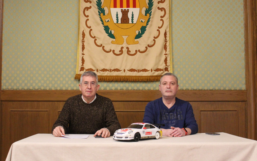 Kiko Lahoz, concejal de Deportes, y José María Salafranca, presidente del Club Automodelismo Bajo Aragón, durante la presentación del campeonato nacional en Alcañiz el pasado 17 de enero/ Eduard Peralta