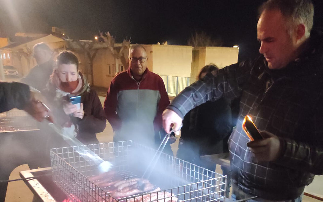 En Lledó los vecinos asaron y cenaron en hermandad durante la jornada./T. Crivillé.
