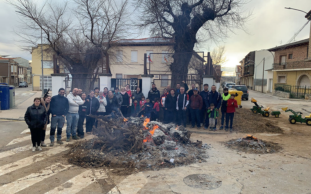 Imagen de la hoguera de San Antón por parte de los Vecinos de las Escuelas en Maella./L.C.