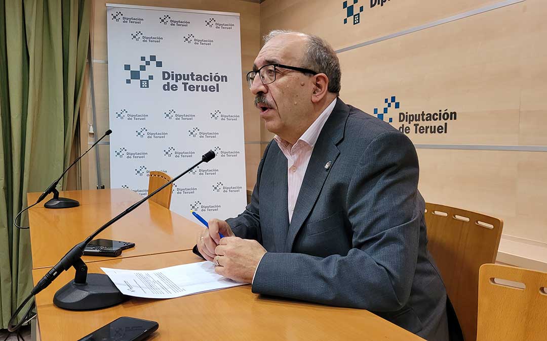 Manuel Rando atendiendo a los medios en la rueda de prensa este miércoles./ DPT