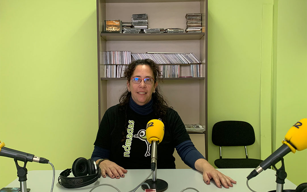 María Berna, de la empresa Nómadas, en Radio Caspe. / P.S.