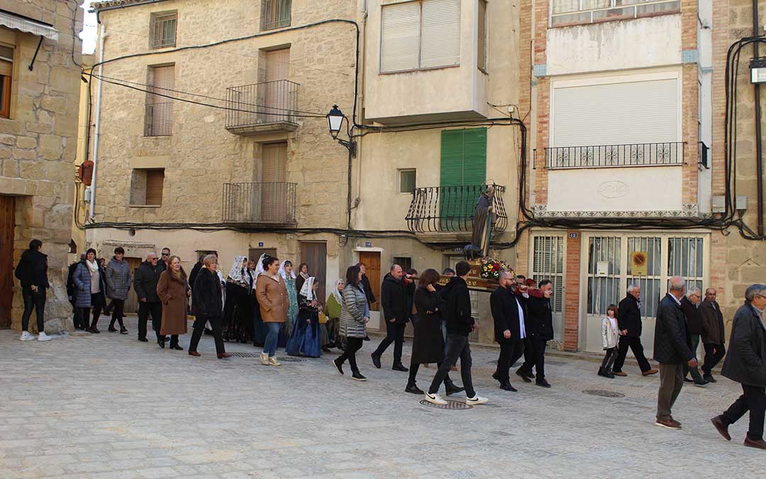 San Antón en Mazaleón con el pan bendito, procesión y los tres tombs en torno al santo. / B. Severino