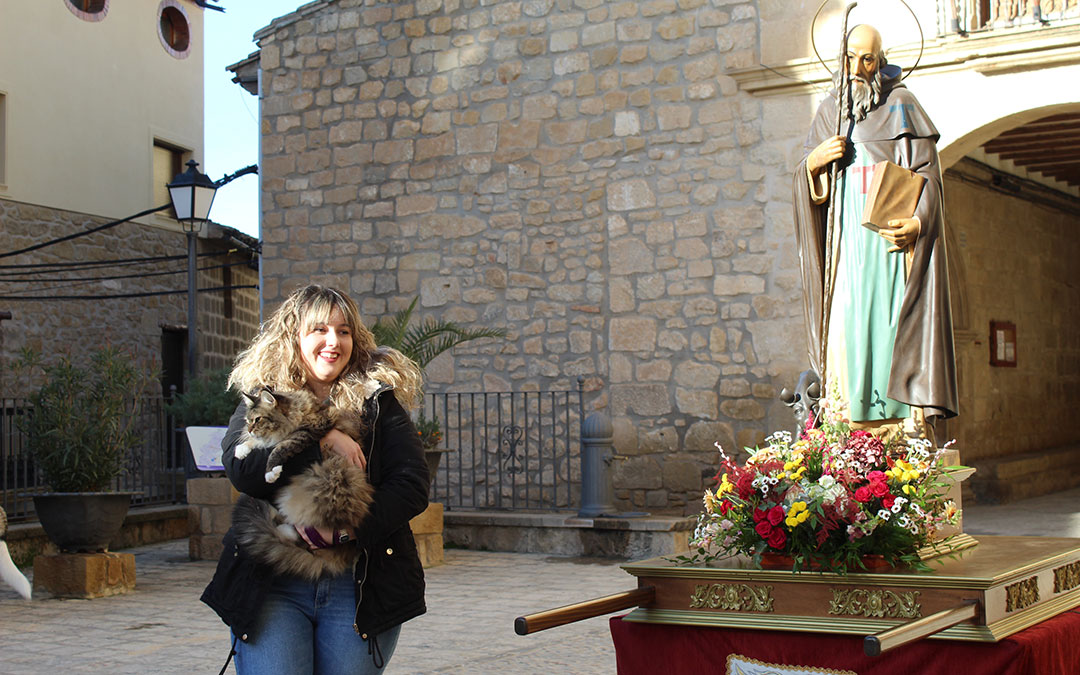 San Antón en Mazaleón con el pan bendito, procesión y los tres tombs en torno al santo. / B. Severino