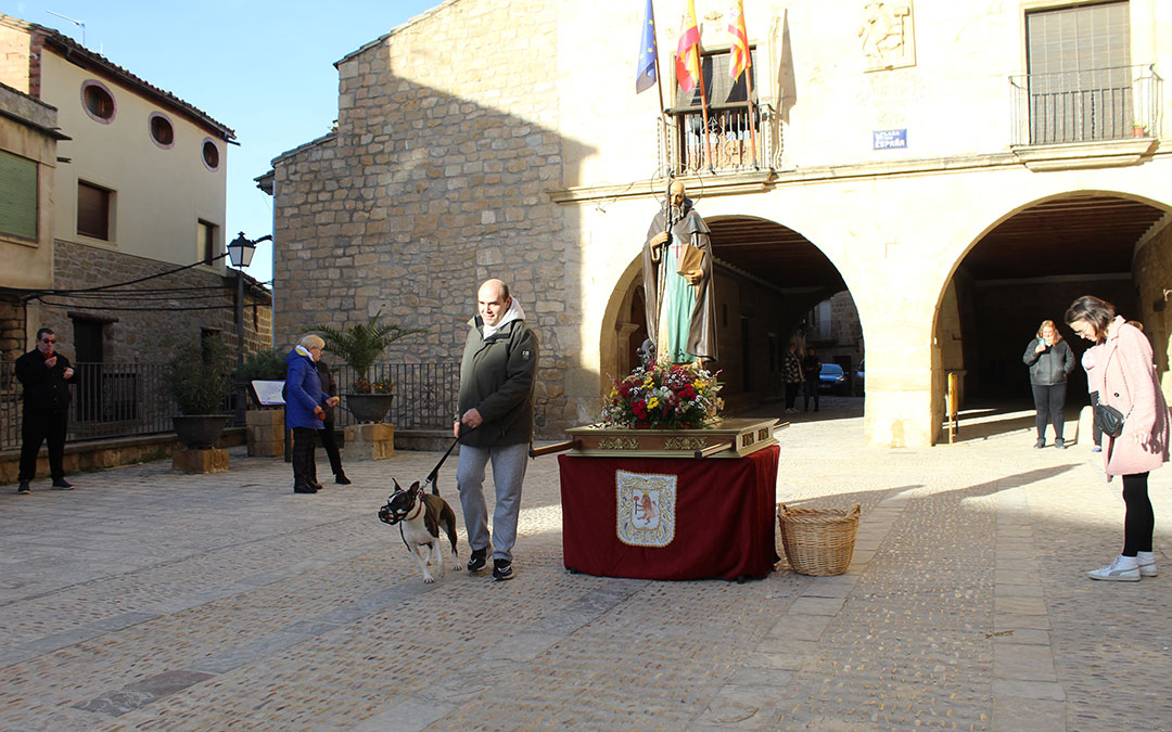 San Antón en Mazaleón con el pan bendito, procesión y los tres tombs en torno al santo. / B. Severino