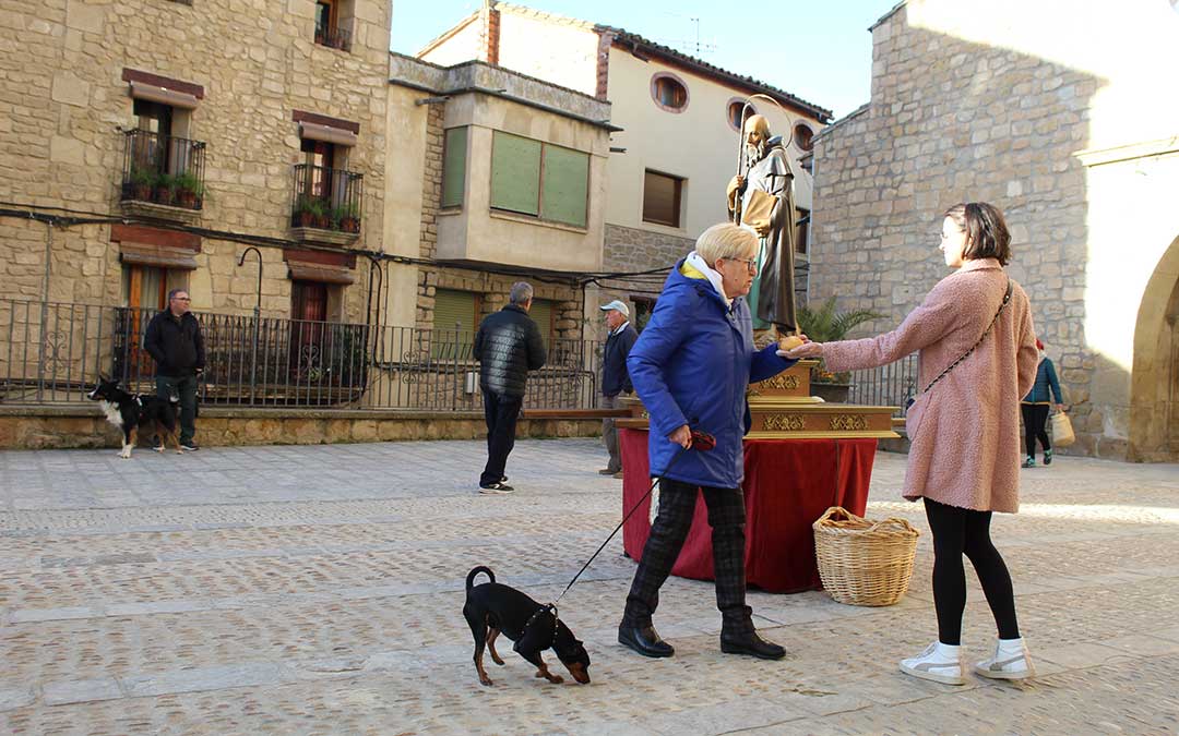 San Antón en Mazaleón con el pan bendito, procesión y los tres tombs en torno al santo. / B. Severino
