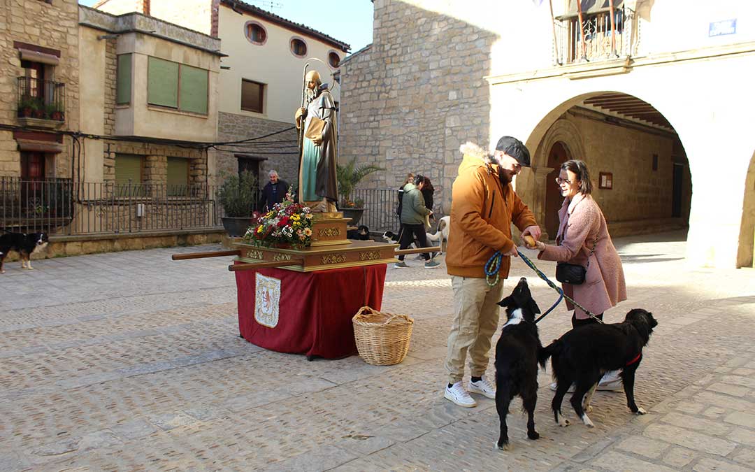 San Antón en Mazaleón con el pan bendito, procesión y los tres tombs en torno al santo. / B. Severino