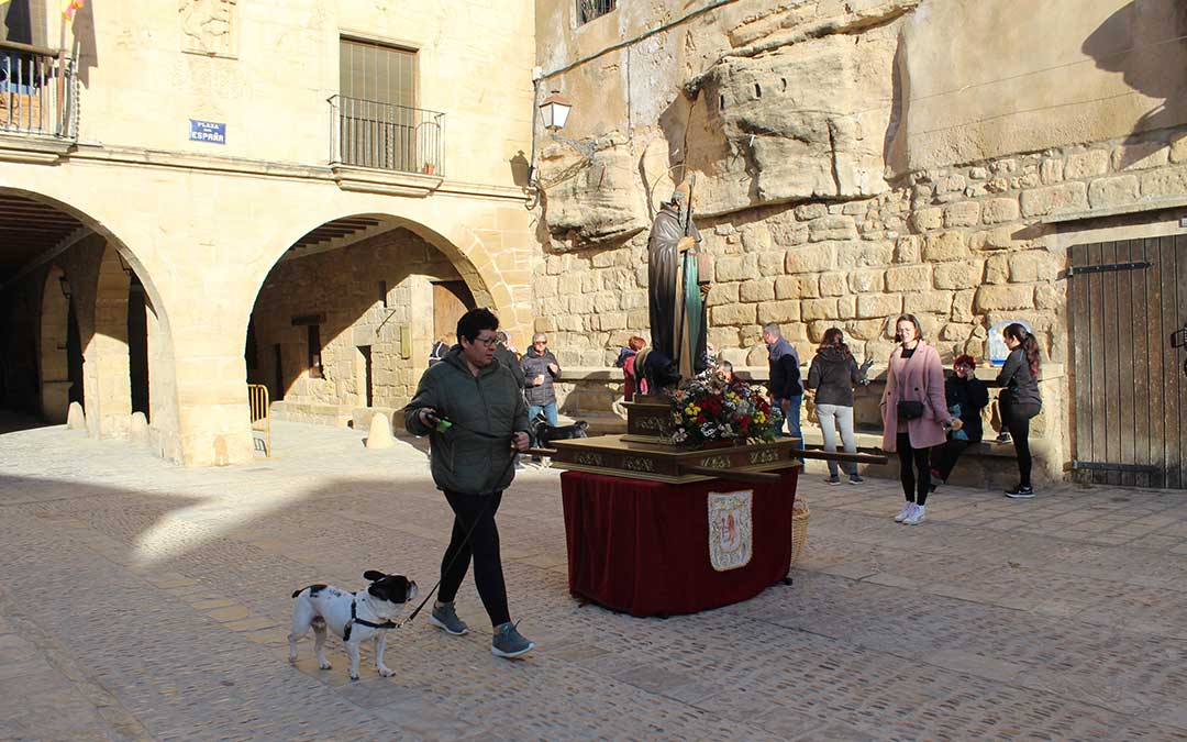 San Antón en Mazaleón con el pan bendito, procesión y los tres tombs en torno al santo. / B. Severino