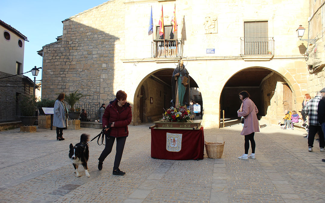 San Antón en Mazaleón con el pan bendito, procesión y los tres tombs en torno al santo. / B. Severino