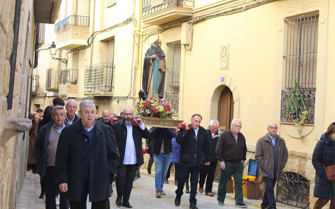 San Antón en Mazaleón con el pan bendito, procesión y los tres tombs en torno al santo. / B. Severino