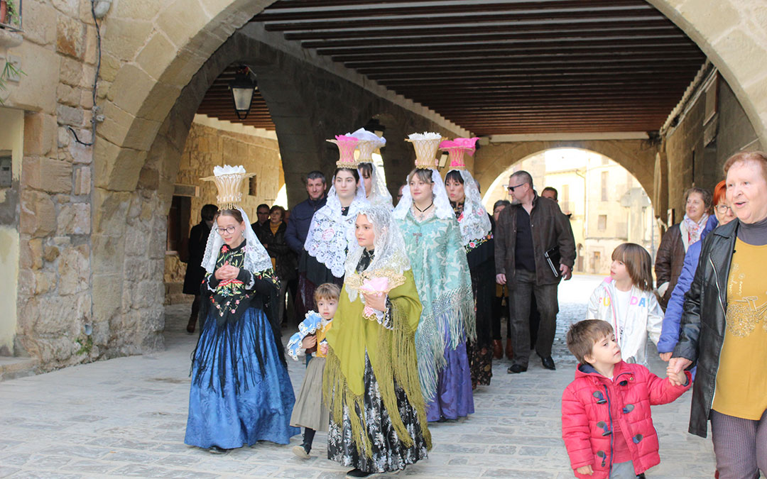 San Antón en Mazaleón con el pan bendito, procesión y los tres tombs en torno al santo. / B. Severino