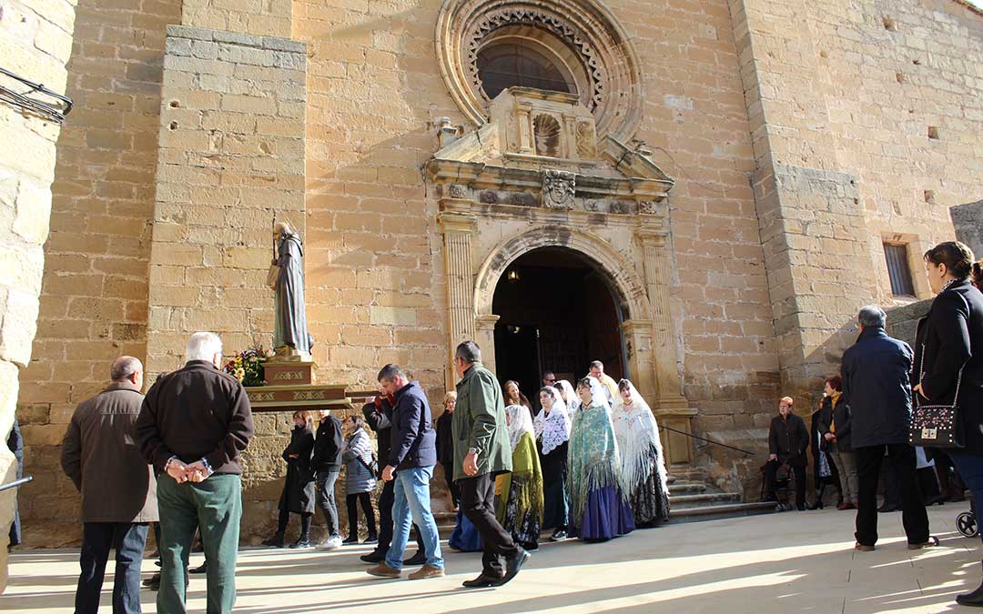 San Antón en Mazaleón con el pan bendito, procesión y los tres tombs en torno al santo. / B. Severino