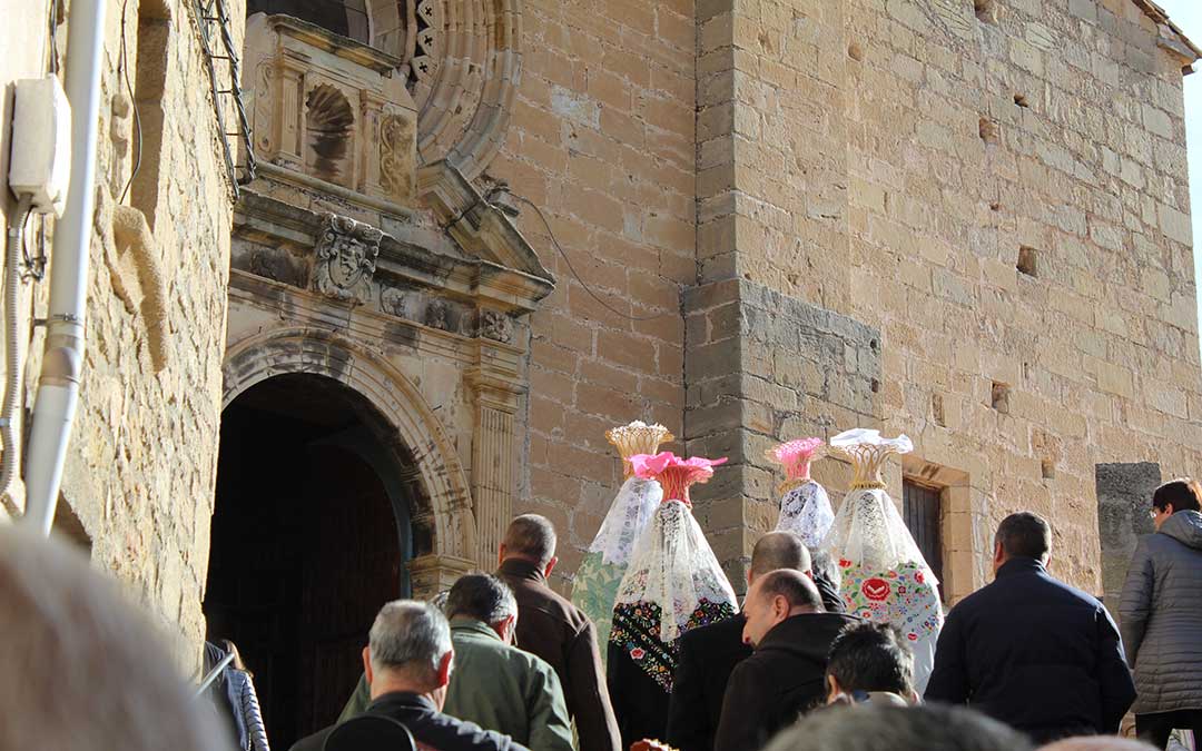 San Antón en Mazaleón con el pan bendito, procesión y los tres tombs en torno al santo. / B. Severino