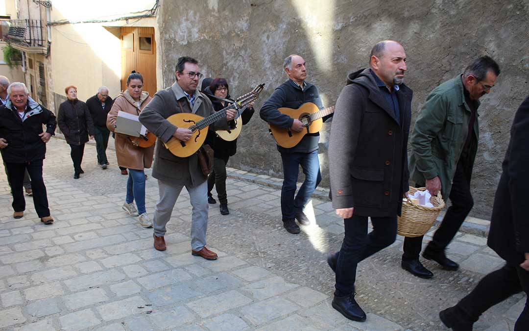 San Antón en Mazaleón con el pan bendito, procesión y los tres tombs en torno al santo. / B. Severino