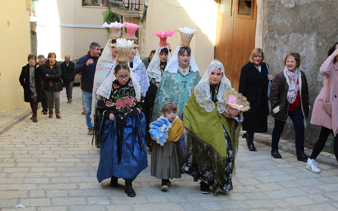 San Antón en Mazaleón con el pan bendito, procesión y los tres tombs en torno al santo. / B. Severino