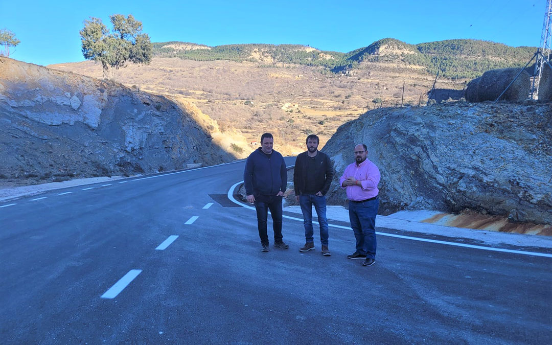 Alberto Izquierdo (izquierda) junto al alcalde de Tronchón Roberto Rabaza y el alcalde de Villarluengo Juan Ramón Tena, en una visita a la carretera./ DPT