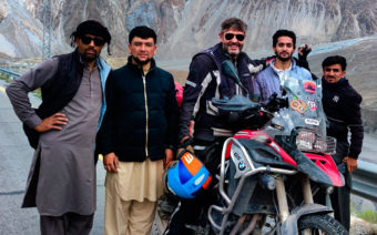 De Alcañiz a Nepal en moto para intercambiar más de 500 gafas por sonrisas